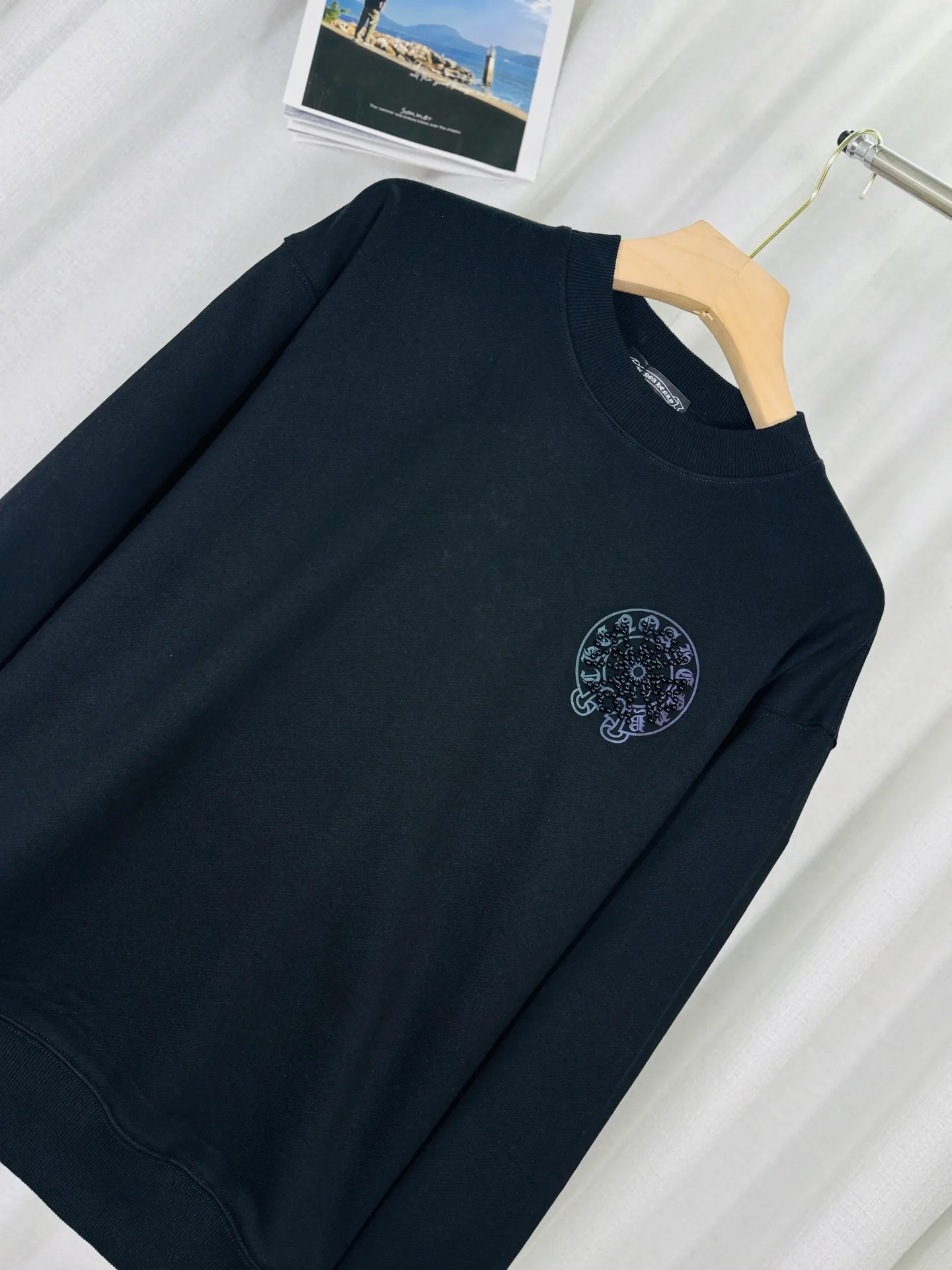 P250 top version, real shot without P, ​​different from market currency) 𝗖𝗵𝗿𝗼𝗺𝗲 𝗛𝗲𝗮𝗿𝘁𝘀/Cro Heart 2025 Reflective Embroidered Beads Compass Embroidered Autumn and Winter New Original Counter American Laser Burnt 3D Pearl Embroidered Couple Casual Sweater 👑The highest version! Customized fabric 420g tripe terry fabric! American acid-washed and distressed original fabric laser burnt ✟appliqué embroidery and exquisite embroidery of letters! The best-selling model in the counter, very comfortable to wear. Accessories: original molded and authenticated collar label➕100% silk wash label. Genuine purchase-grade original hangtag➕matching hanging rope➕3D hanging beads➕original packaging bag. Craftsmanship: The original version has consistent wiring! The highest version of the armhole matching technique! Color: Black White Size: S M L XL Style No.: 9315